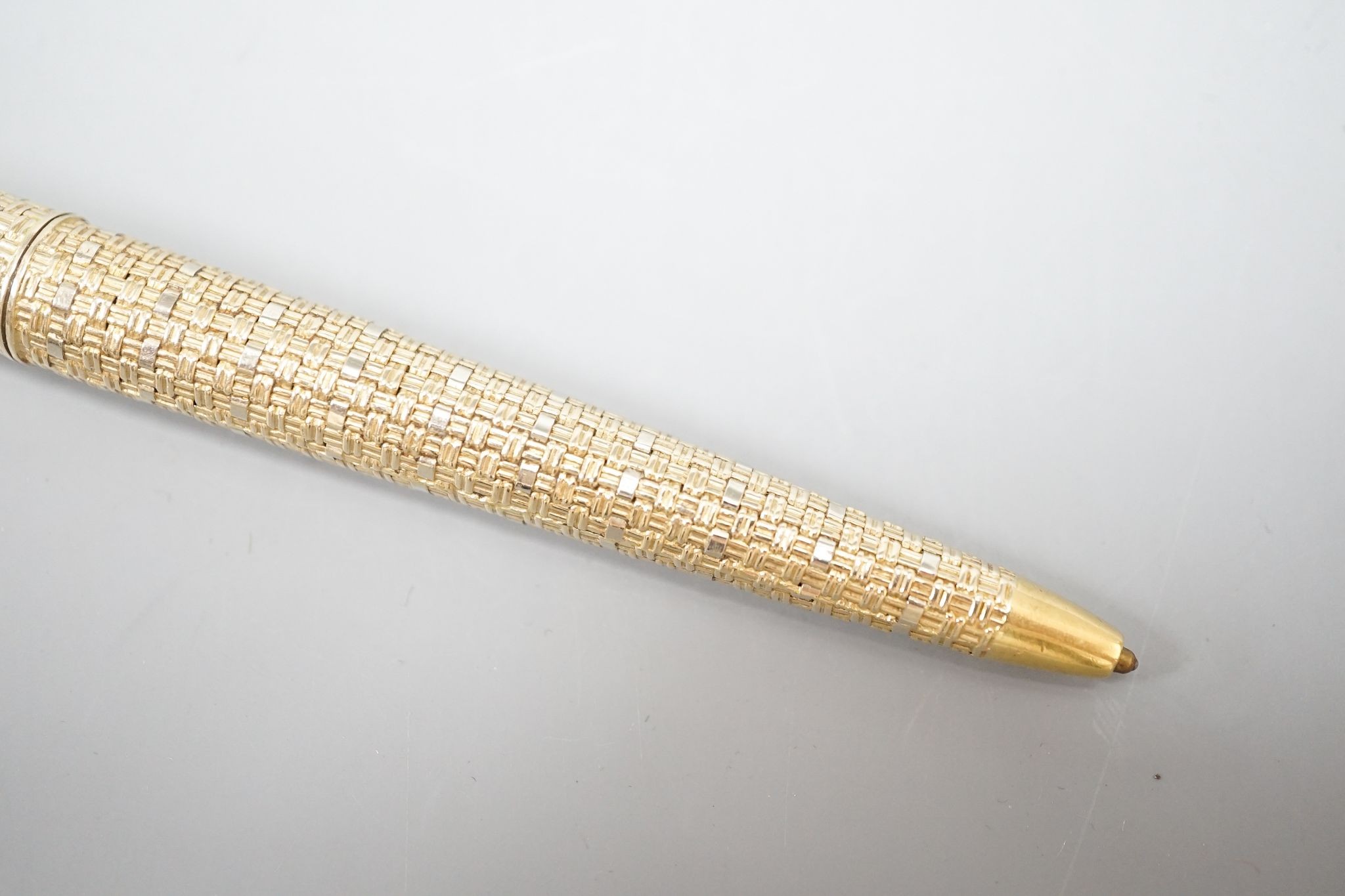 A modern Italian 750 yellow metal cased ballpoint pen (lacking clip), 12.5cm